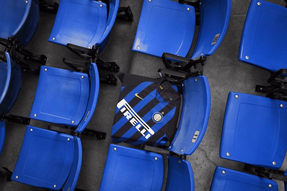 L&#39;Inter e lo sponsor tecnico Nike celebrano 20 anni di partnership: la divisa del 2018-19 si ispira alla prima realizzata dalla casa di abbigliamento americana, nel 1998-99, e a quella del 2010-11. inter.it